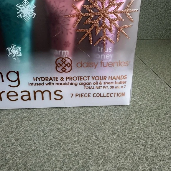 3/$10 SPECIAL! NWT Daisy Fuentes Holidays 7-pc Nourishing Hand Cream - Picture 3 of 8